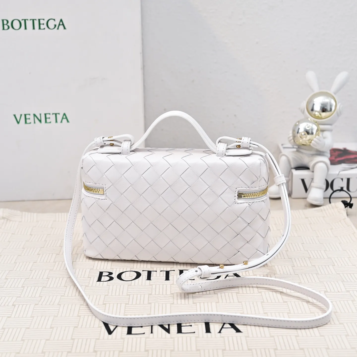 Batch 1360 Bottega Veneta 24 spring and summer woven zipper crossbody bag. A crossbody bag that can be used as a cosmetic bag. The exquisite weaving and compact body are an indispensable accessory for the upcoming summer. The double zipper also better protects the bag. It has a large capacity. If you like it, don’t miss it. Style number: 9109 Size: 22*12.5*5cm